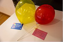 Zwei Luftballons mut Flyern