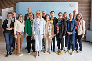 Gruppenfoto der Teilnehmenden des Landesbeirats für Familienfragen mit Staatsministerin Ulrike Scharf