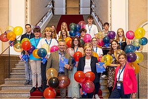 Schüler des  Laurentius Gymnasiums mit Luftballons