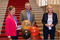 Drei Personen mit Luftballons