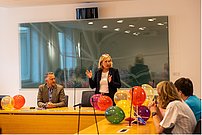 Sprecherin und Zuhörende mit Luftballons