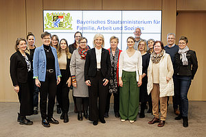 Gruppenfoto der Teilnehmer am Familiengipfel