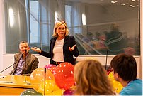Sprecherin und Zuhörende mit Luftballons - grössere Ansicht
